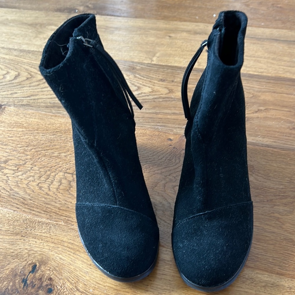 Toms womens boots gently worn